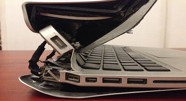 Képtalálat a következőre: „törött laptop”