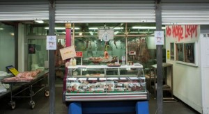 Galéria: a Resident Evilt emberformájú hús árulásával népszerűsítik (18+)