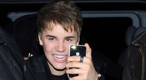 Justin Bieber lenyúlta egyik rajongója iPhone-ját
