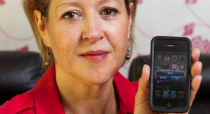 Egy brit nő nem tudja mikor éhes, így az iPhone-ja figyelmezteti
