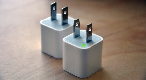 USB töltők cseréjére vonatkozó programot hirdetett az Apple