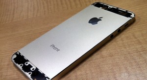 Így fest a pezsgő színű iPhone 5S a fekete és fehér készülékek mellett