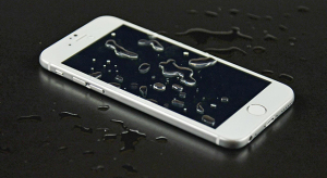 Hamarosan jöhetnek a vízálló iPhone-ok