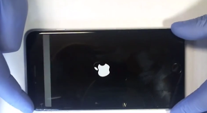Beperelték az Apple-t az iPhone 6 kijelzőproblémája miatt