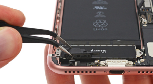 Darabjaira szedte az iPhone 7 Plus és Apple Watch 2 párosát az iFixit