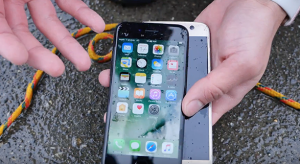 Szinte hihetetlen: az iPhone 7 jobban bírja a vizet, mint a Galaxy S7
