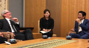 Japán miniszterelnökével találkozott Tim Cook