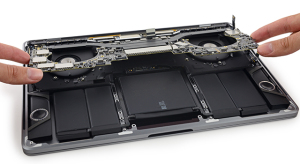 Egyáltalán nincs kibékülve a Touch Bar-ral szerelt MacBook Próval az iFixit