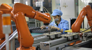 Emberi munkaerő helyett automatizált gyártásra vált a Foxconn