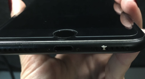 Egyre több felhasználónak pattan le a festés a matt fekete iPhone 7-ről
