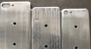 Képen az iPhone 8 és 7s modellek öntőformái