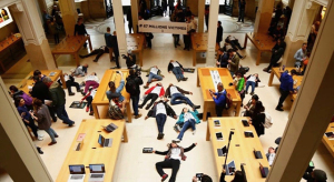 Halottnak tetetve tüntettek a franciák az Apple boltjaiban