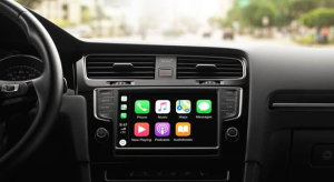 Vezetés közben kevésbé figyelemelterelő a CarPlay, mint a hagyományos vezetést segítő rendszerek