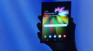 Bemutatta első hajtogatható okostelefonját a Samsung