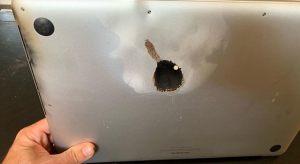 Most kell aksit cseréltetned, mielőtt még felrobbanna a MacBook Pród